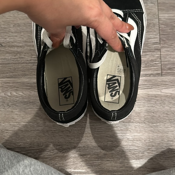 Vans - Picture 6 of 7